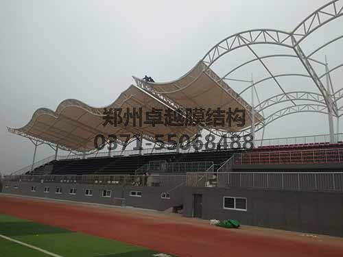 安裝膜結(jié)構(gòu)具有一定危險(xiǎn)性，需做好安全措施