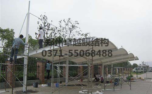 施工人員正在安裝的膜結(jié)構車棚