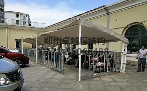 產(chǎn)生積水的膜結(jié)構車棚