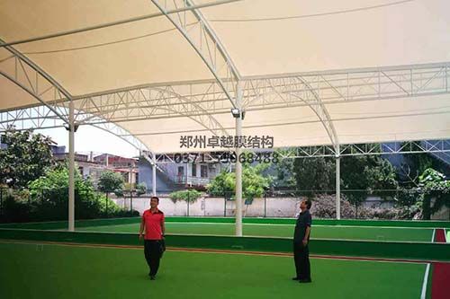 驗(yàn)收人員對(duì)膜結(jié)構(gòu)門球場進(jìn)行現(xiàn)場查驗(yàn)