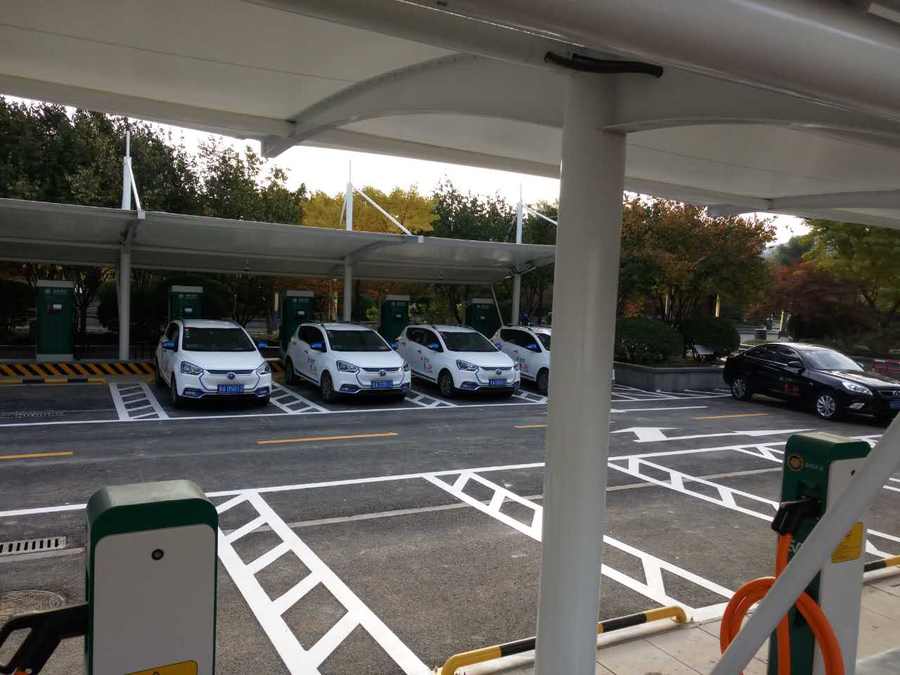 七字型的汽車停車棚，也是汽車蓬里，使用比較多的一款造型