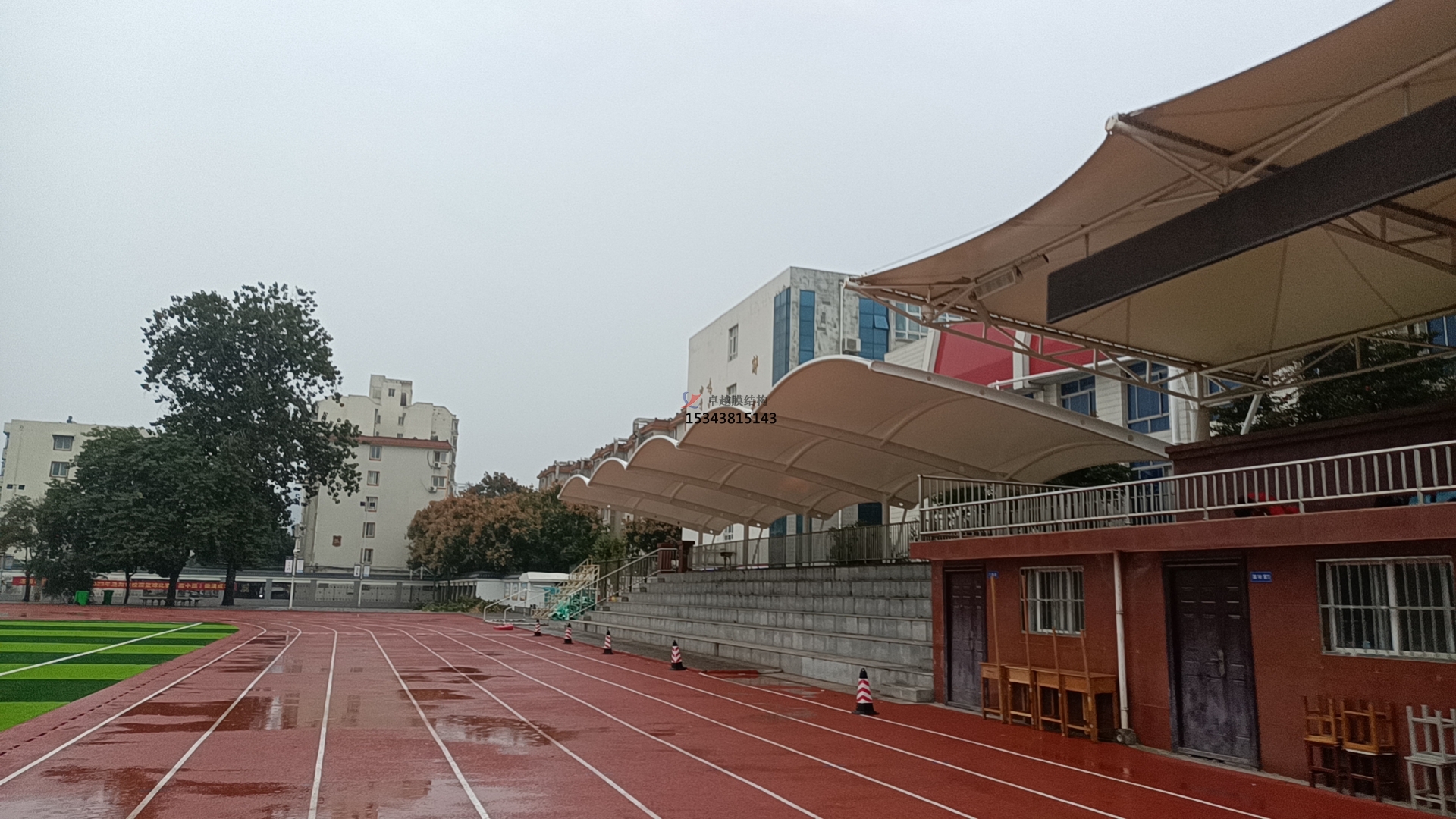 學(xué)校田徑場<font color='red'>膜結(jié)構(gòu)看臺</font>遮陽棚如何選擇材料？不同材料對其性能有何影響？