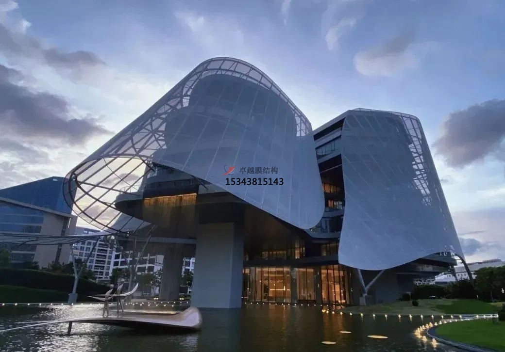 優(yōu)雅而懸浮，PTFE膜結(jié)構(gòu)外立面建筑