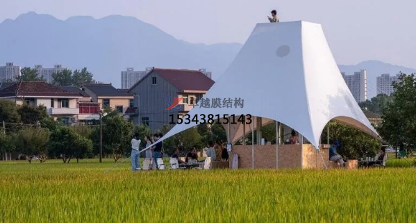 如斯美好！稻田中的張拉膜“塔亭”